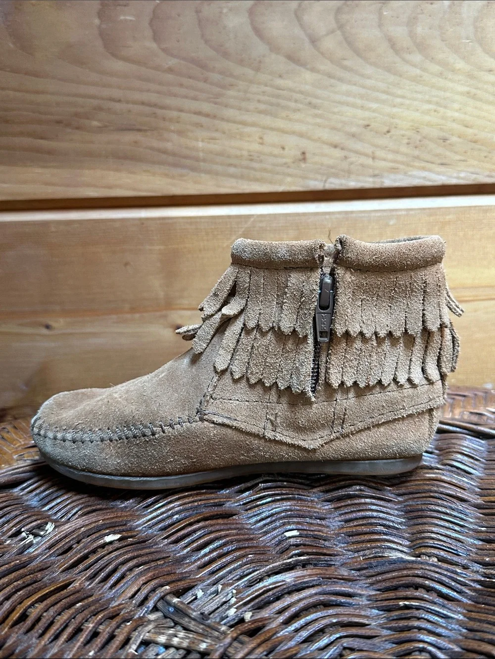 Minnetonka leather side zip moccasin fringe rigid sole size 11
